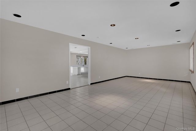 1 Domino Way, Mount Sinai, NY 11766