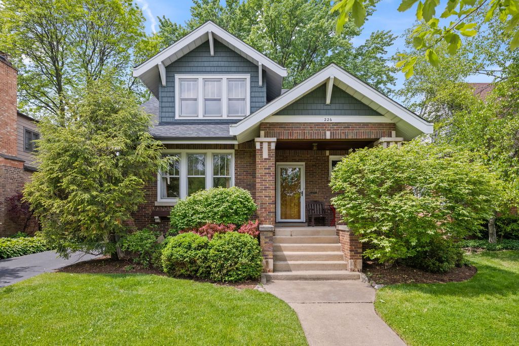 226 S Walnut Avenue, Arlington Heights, IL 60005