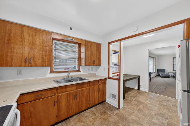 2206 Prast Boulevard, South Bend, IN 46628