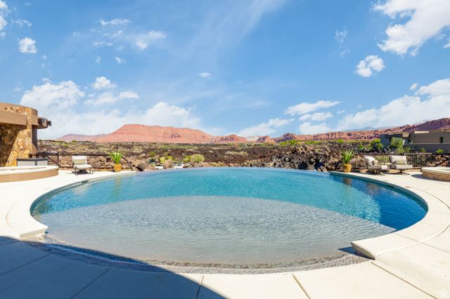 2248 N TACHEENE DR, St. George, UT 84770