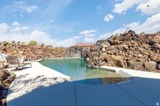 2248 N TACHEENE DR, St. George, UT 84770