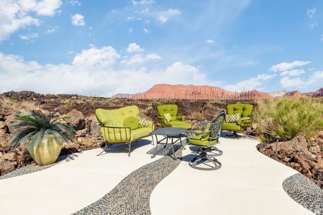 2248 N TACHEENE DR, St. George, UT 84770