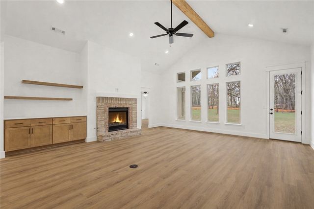 9300 S Pleasant Valley Road, Gentry, AR 72734