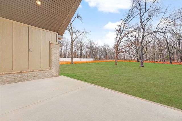 9300 S Pleasant Valley Road, Gentry, AR 72734