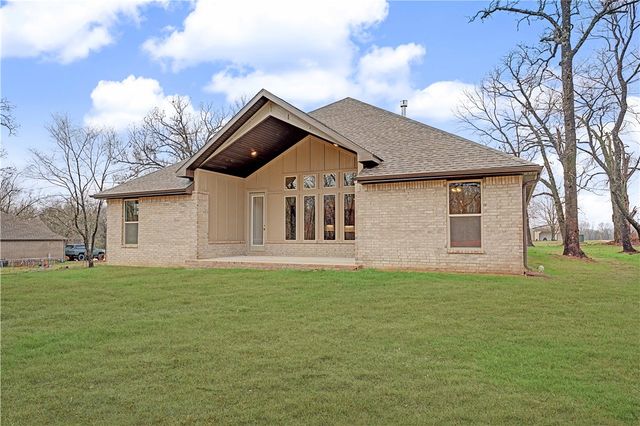 9300 S Pleasant Valley Road, Gentry, AR 72734