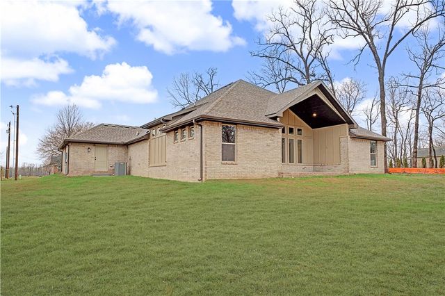 9300 S Pleasant Valley Road, Gentry, AR 72734