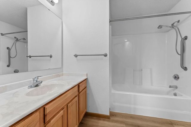 2155 6th Lane SE 208, Cambridge, MN 55008