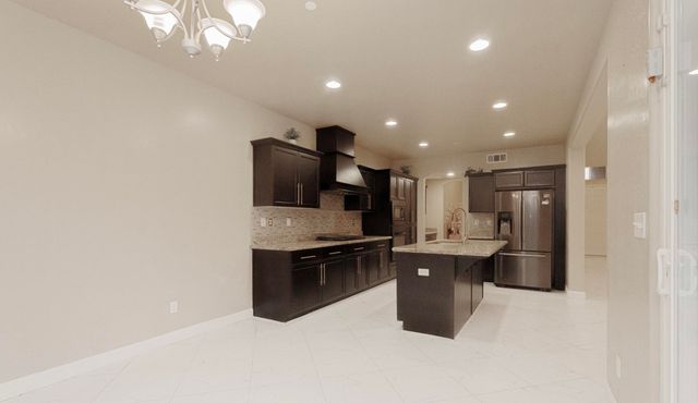 2536 W Stewart Avenue, Visalia, CA 93291