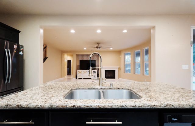 2536 W Stewart Avenue, Visalia, CA 93291