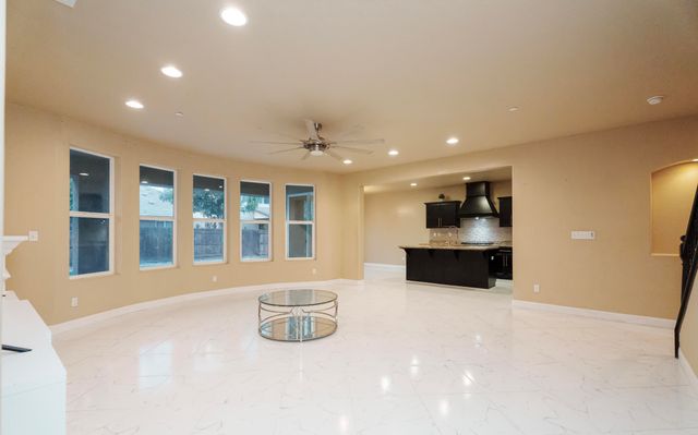 2536 W Stewart Avenue, Visalia, CA 93291