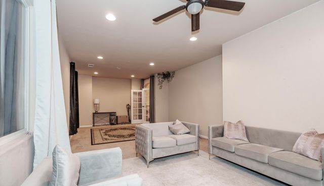 2536 W Stewart Avenue, Visalia, CA 93291