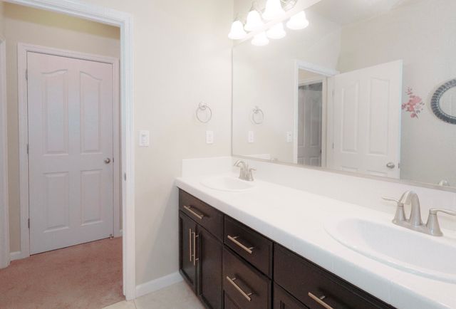 2536 W Stewart Avenue, Visalia, CA 93291