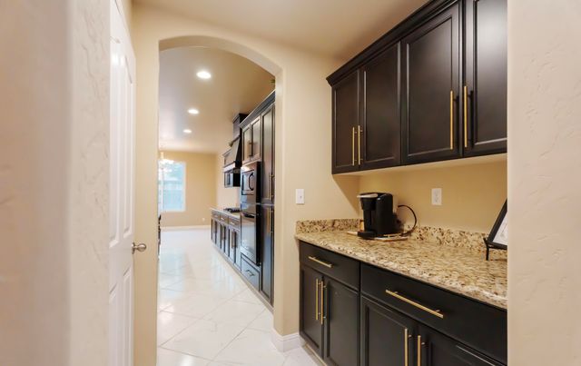 2536 W Stewart Avenue, Visalia, CA 93291