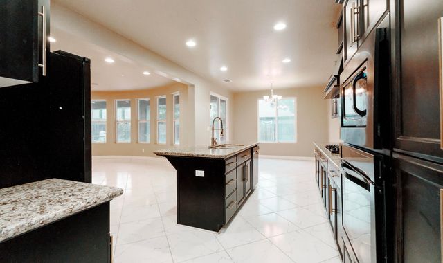 2536 W Stewart Avenue, Visalia, CA 93291