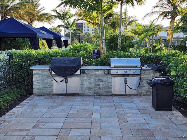 4422 S Silverwood Lane, Oakland Park, FL 33309