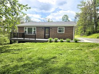 138 Center Dr, Oakland Twp, PA 16025