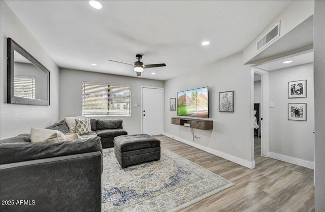 3301 E EARLL Drive 102, Phoenix, AZ 85018