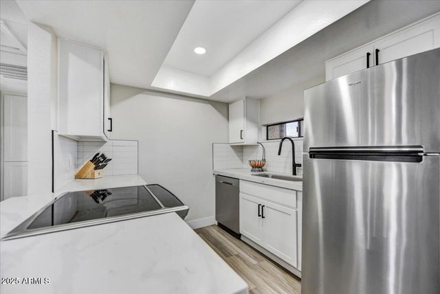 3301 E EARLL Drive 102, Phoenix, AZ 85018