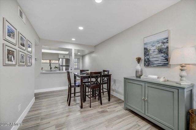 3301 E EARLL Drive 102, Phoenix, AZ 85018