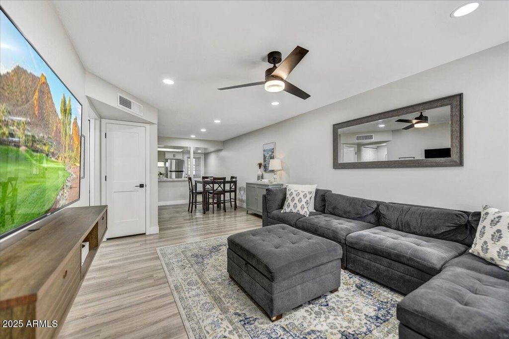 3301 E EARLL Drive 102, Phoenix, AZ 85018