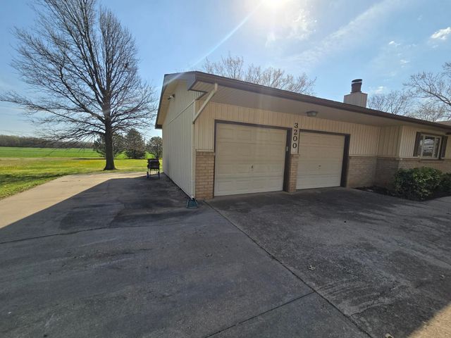 3200 Cathlinda Dr, Winfield, KS 67156