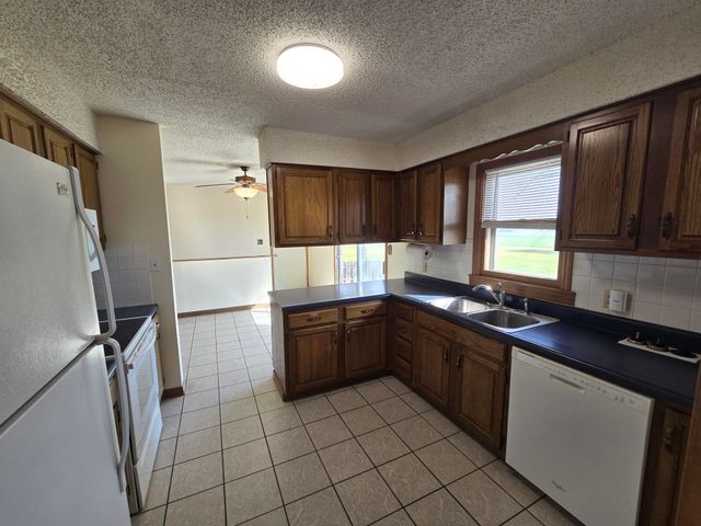3200 Cathlinda Dr, Winfield, KS 67156