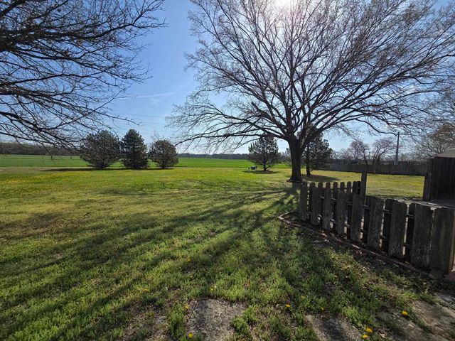 3200 Cathlinda Dr, Winfield, KS 67156