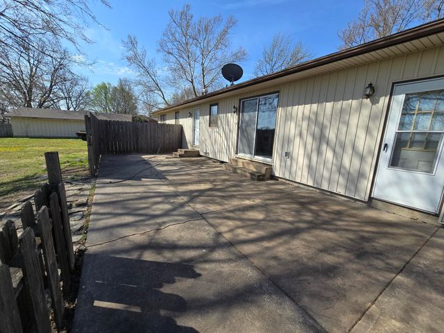 3200 Cathlinda Dr, Winfield, KS 67156