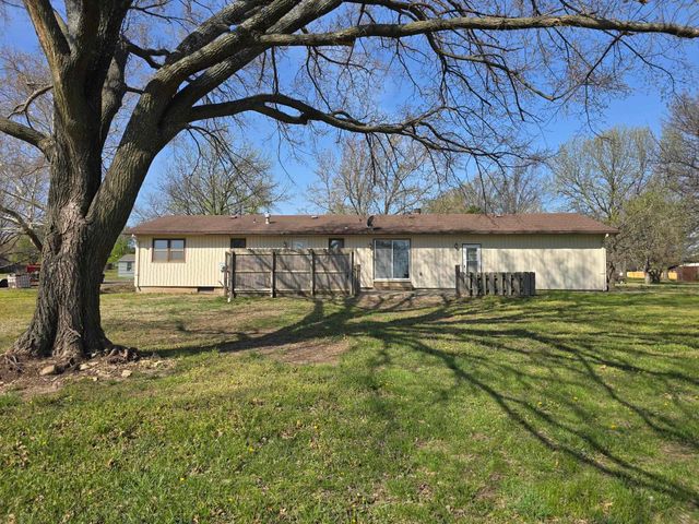 3200 Cathlinda Dr, Winfield, KS 67156