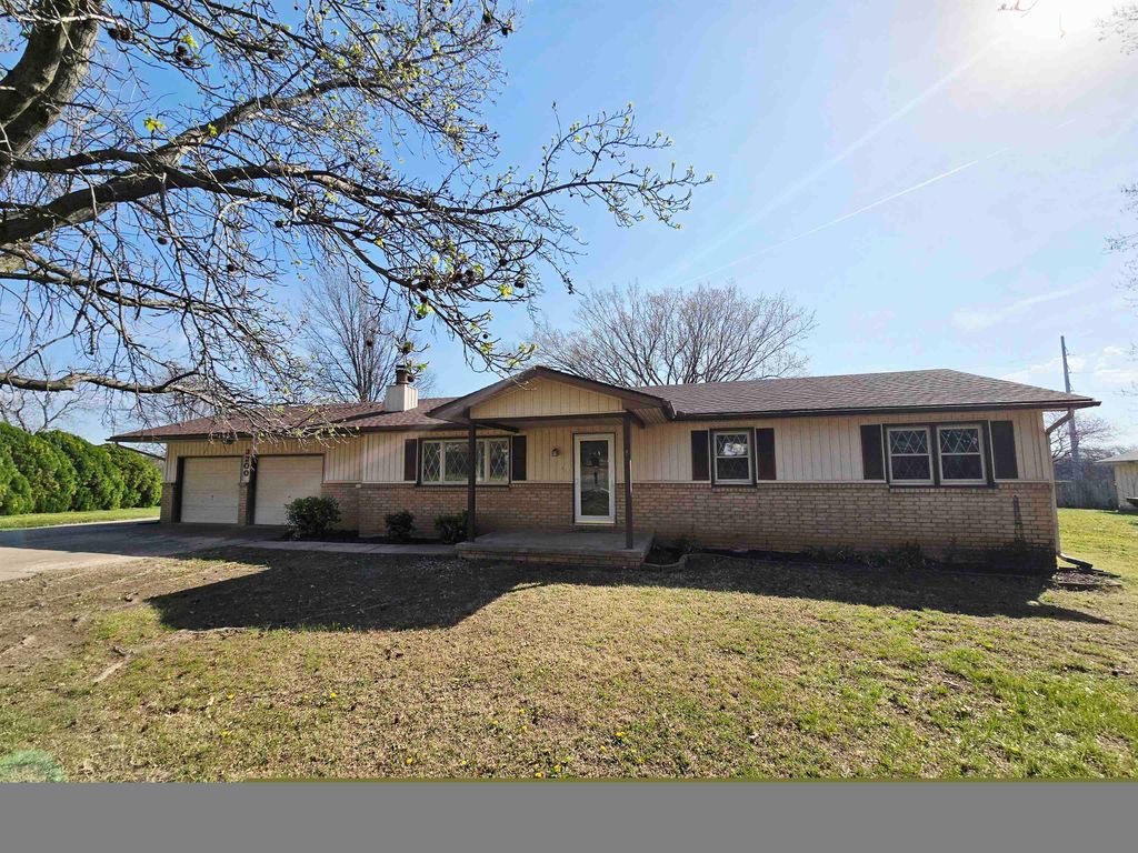 3200 Cathlinda Dr, Winfield, KS 67156