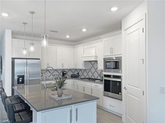 2057 Yellowfin CIR, Naples, FL 34114