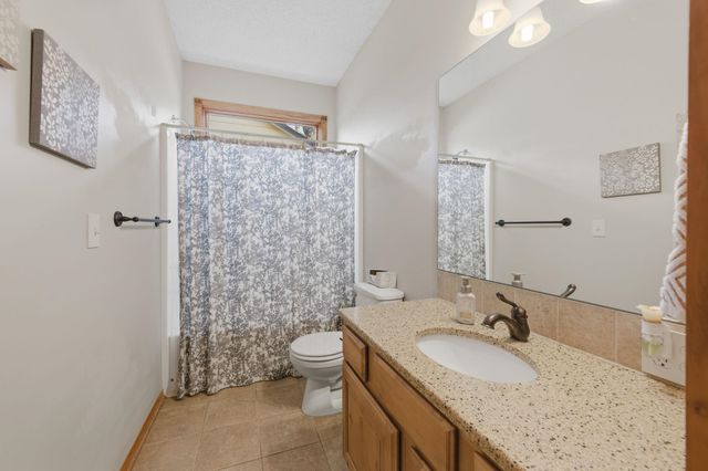 4009 N Lake Ridge Ct, Wichita, KS 67205