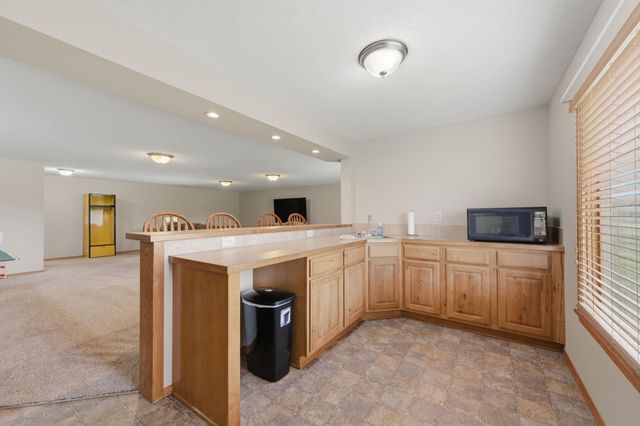 4009 N Lake Ridge Ct, Wichita, KS 67205
