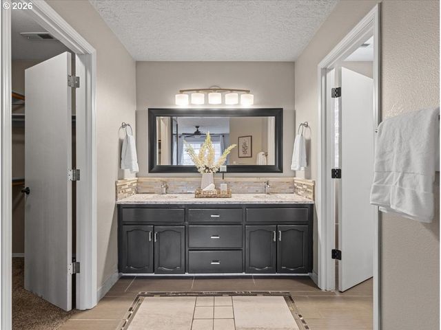 12988 Se BLUFF Dr, Clackamas, OR 97015