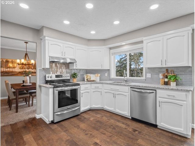 12988 Se BLUFF Dr, Clackamas, OR 97015