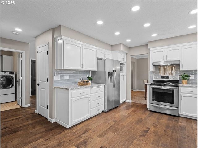 12988 Se BLUFF Dr, Clackamas, OR 97015