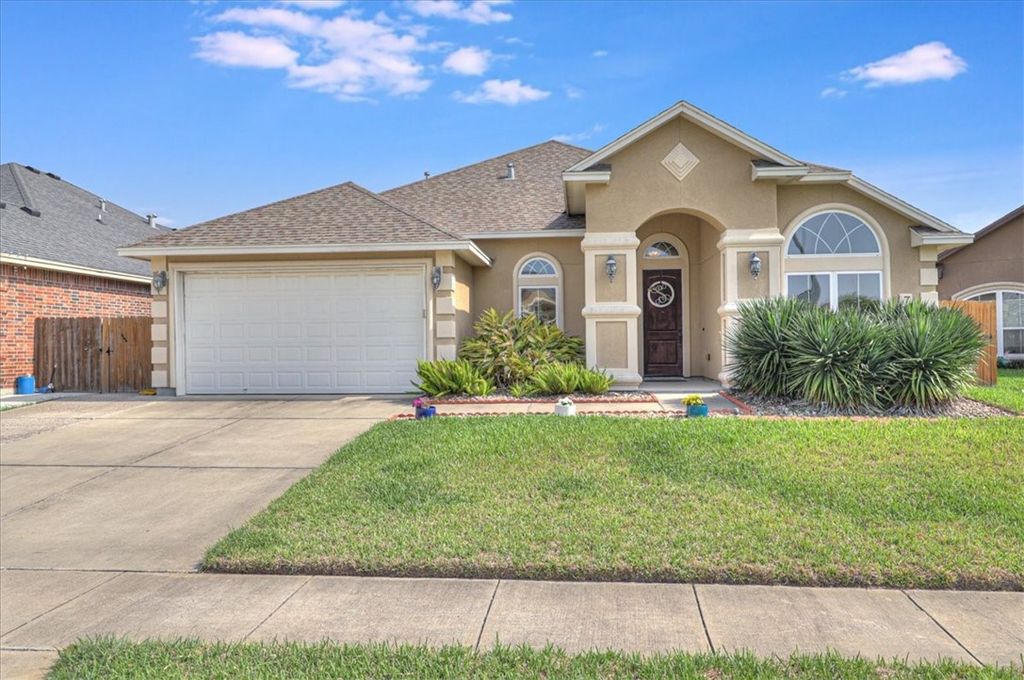 7522 S Lake Dr, Corpus Christi, TX 78414