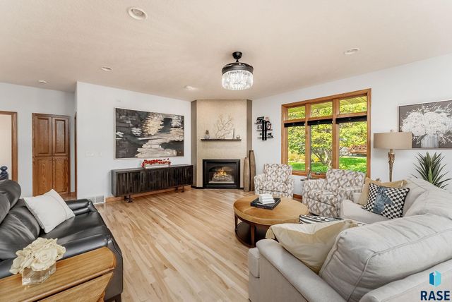 157 W Doral Ct Court, Sioux Falls, SD 57108