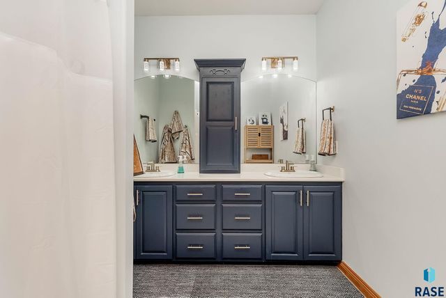 157 W Doral Ct Court, Sioux Falls, SD 57108