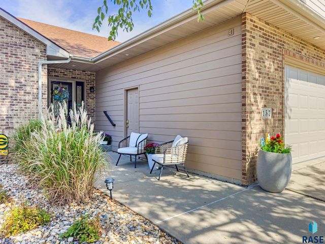 157 W Doral Ct Court, Sioux Falls, SD 57108