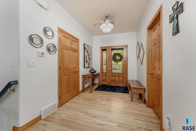 157 W Doral Ct Court, Sioux Falls, SD 57108