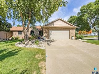 157 W Doral Ct Court, Sioux Falls, SD 57108