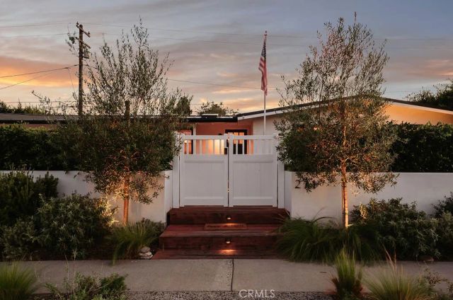 271 Camellia Lane, Costa Mesa, CA 92627