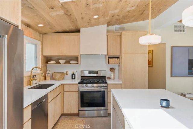 271 Camellia Lane, Costa Mesa, CA 92627