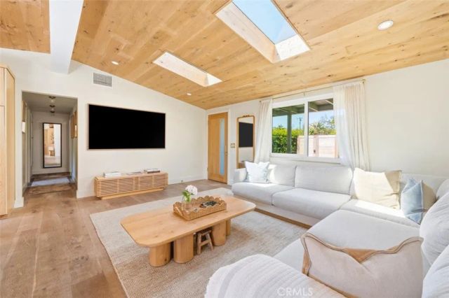 271 Camellia Lane, Costa Mesa, CA 92627