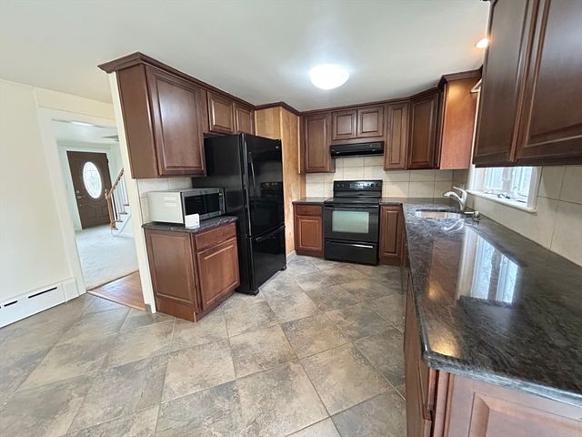 75 Marlboro Rd, Southborough, MA 01772