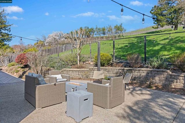 1197 Larch Ave, Moraga, CA 94556