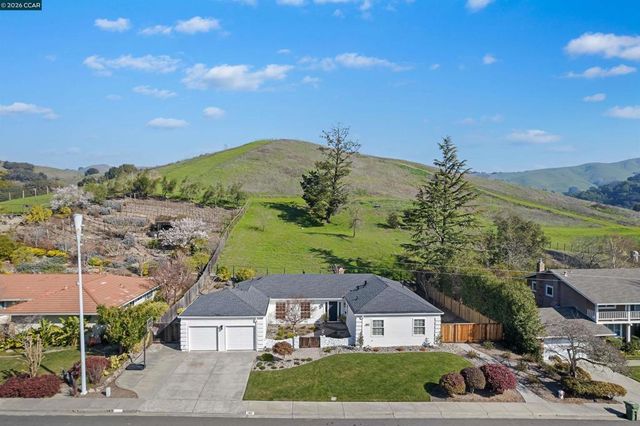 1197 Larch Ave, Moraga, CA 94556