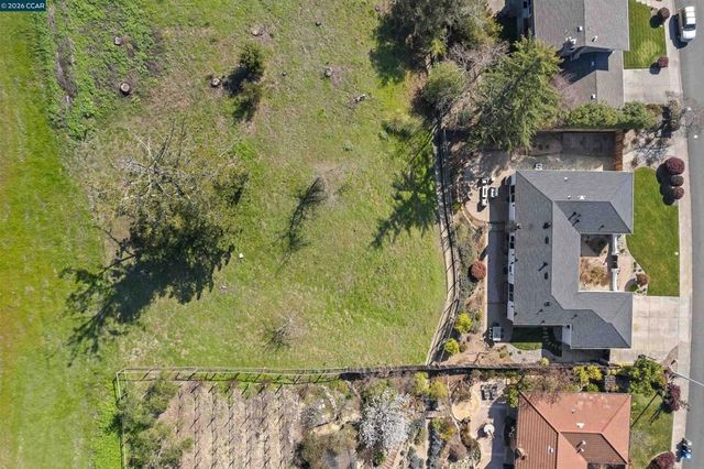 1197 Larch Ave, Moraga, CA 94556