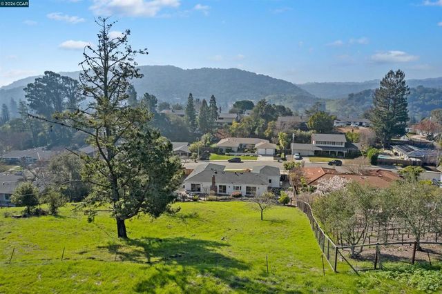 1197 Larch Ave, Moraga, CA 94556